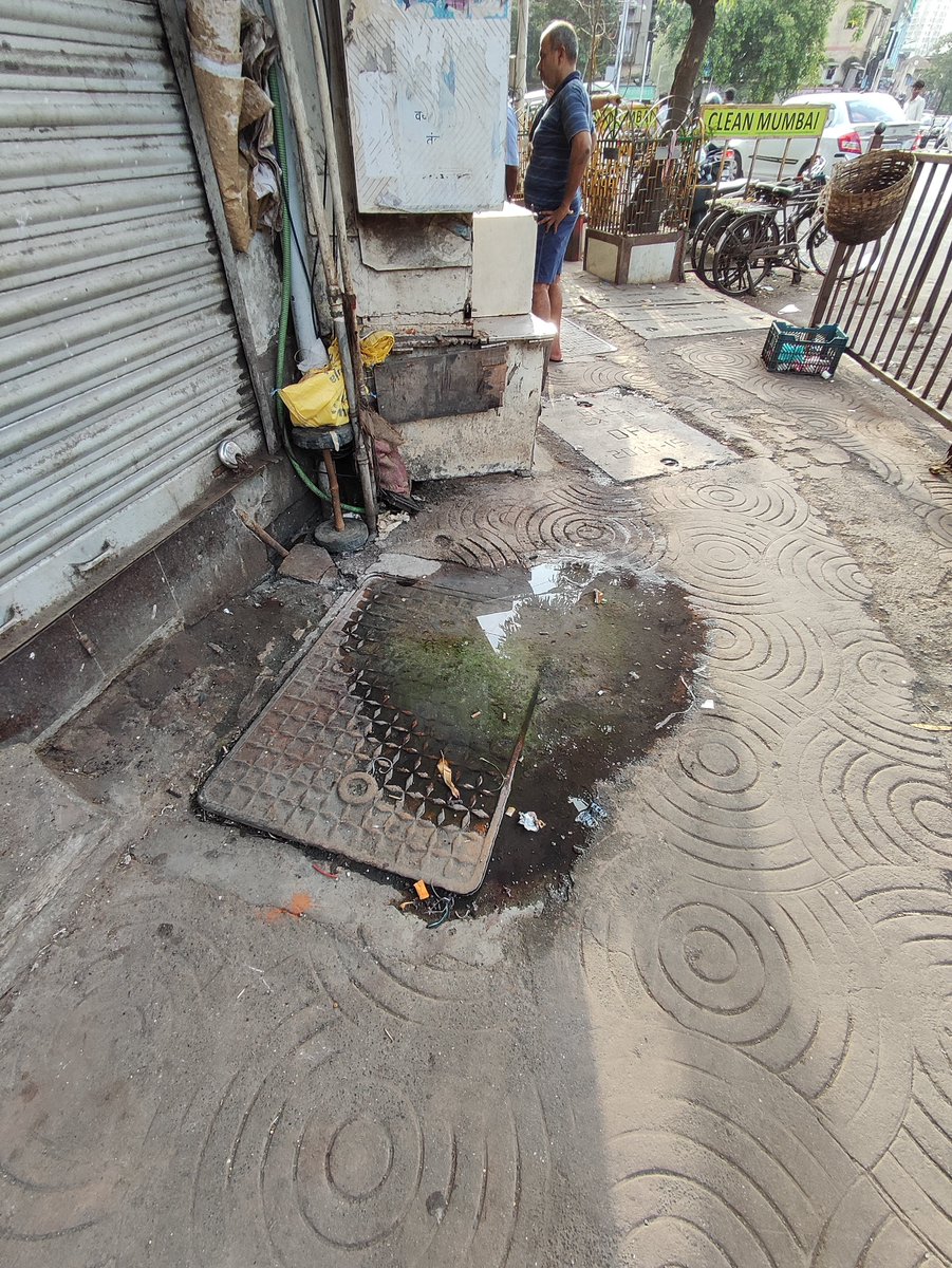 shareinfo555's tweet photo. Location outsid ICON shop. Opp. Moti cinema, S.V.P. ROAD &amp; P.B. ROAD JUNCTION. MUMBAI - 400 004. WARD 'C'.
MAIN HOLE IS CHOCKED UP
&amp; CHANCE OF MIXING WITH FRESH WATER.
@mybmc https://t.co/gxyiBQNnB1