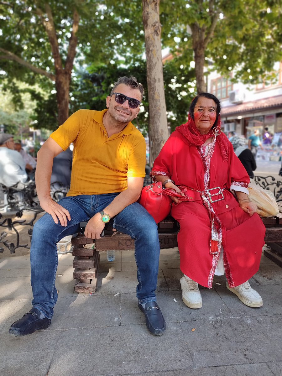 berdushbebe's tweet photo. Bir kırlangıç bir elektrik direğine konar. 
Bir görüşte sevdalanır elektrik direği kırlangıca. 
Bir an sonra yerinde duramaz, uçar kırlangıç. Uçamadığını o zaman fark eder elektrik direği.  
Aşk  kanatsızlıktır bazen.  

Gökhan Özcan https://t.co/tdjaMbud6m