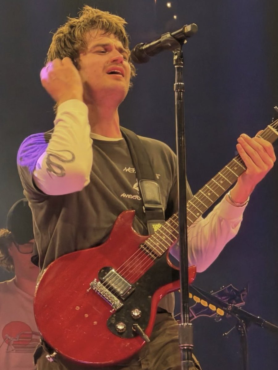fairlydjo's tweet photo. long sleeves under a cropped tee are my favorite genre of joe outfits https://t.co/g1rvoKJYFc