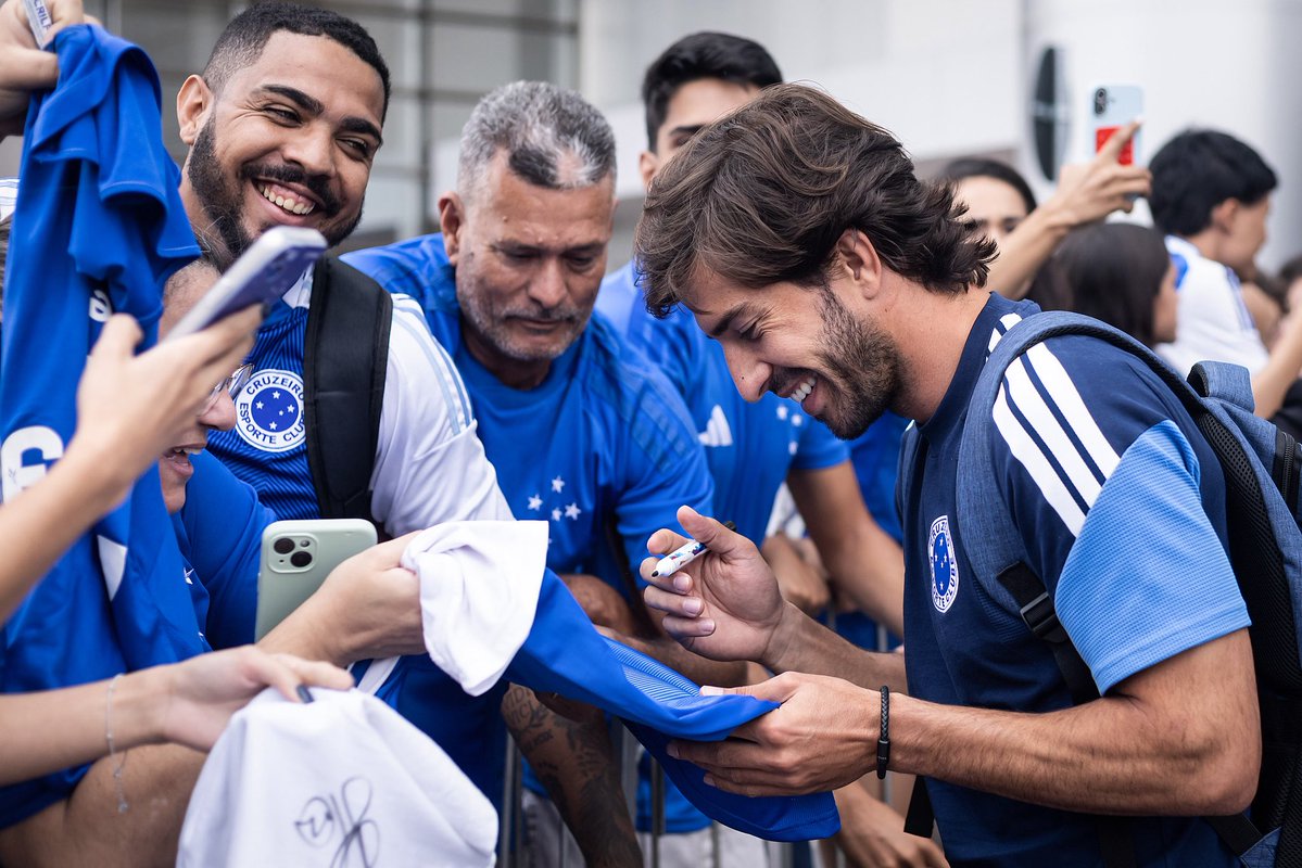 Cruzeiro's tweet photo. Com a presença da Nação Azul, o elenco do Cruzeiro já chegou em Brasília para o amistoso contra o Grêmio! 🦊💙

📸 @ggaleixo / Cruzeiro https://t.co/vUvIBFgUTN