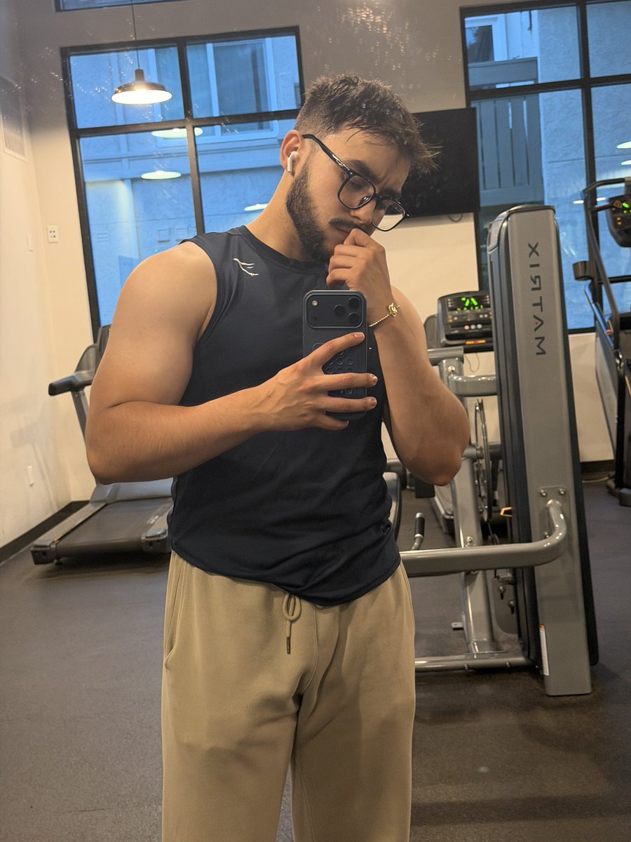 jj_oell's tweet photo. Locked in 🛐 #gymguy #GodNightSunday https://t.co/nkJ9qfWG5U