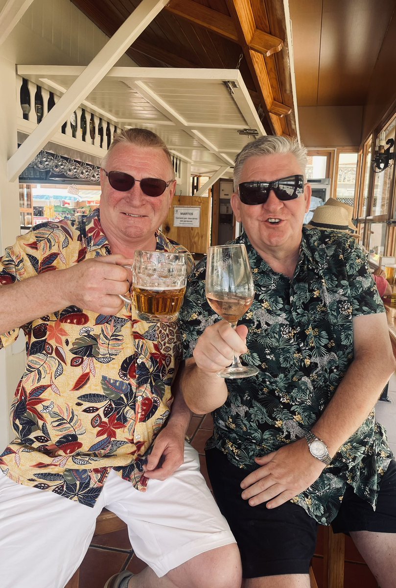WhitesideDee's tweet photo. We’re absolutely devastated to hear of the death of the legend of the @BelTel, Mr @JimGracey2022
Sending our love to Paula and all of his family and friends. We also have such wonderful memories of a wonderful man. 🙏🏻♥️
@NormanWhiteside
#RIPJim 💔 https://t.co/8HtNGTnQgw