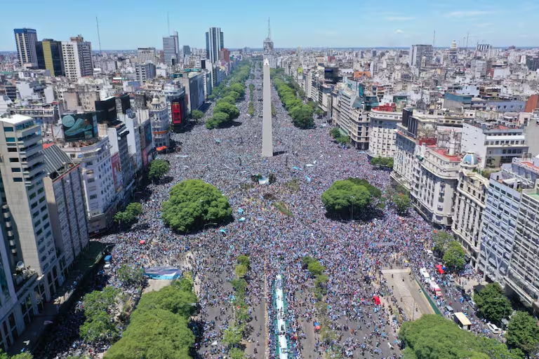 MatiAromi's tweet photo. Esta narrativa ESTUPIDA se cae a pedazos, cuando hace 4 años eramos 6 millones de personas en la calle y no hubo que recurrir a NINGUNA REPRESION. Reprimen porque odian lo popular. Fin. https://t.co/GNInVD9ree