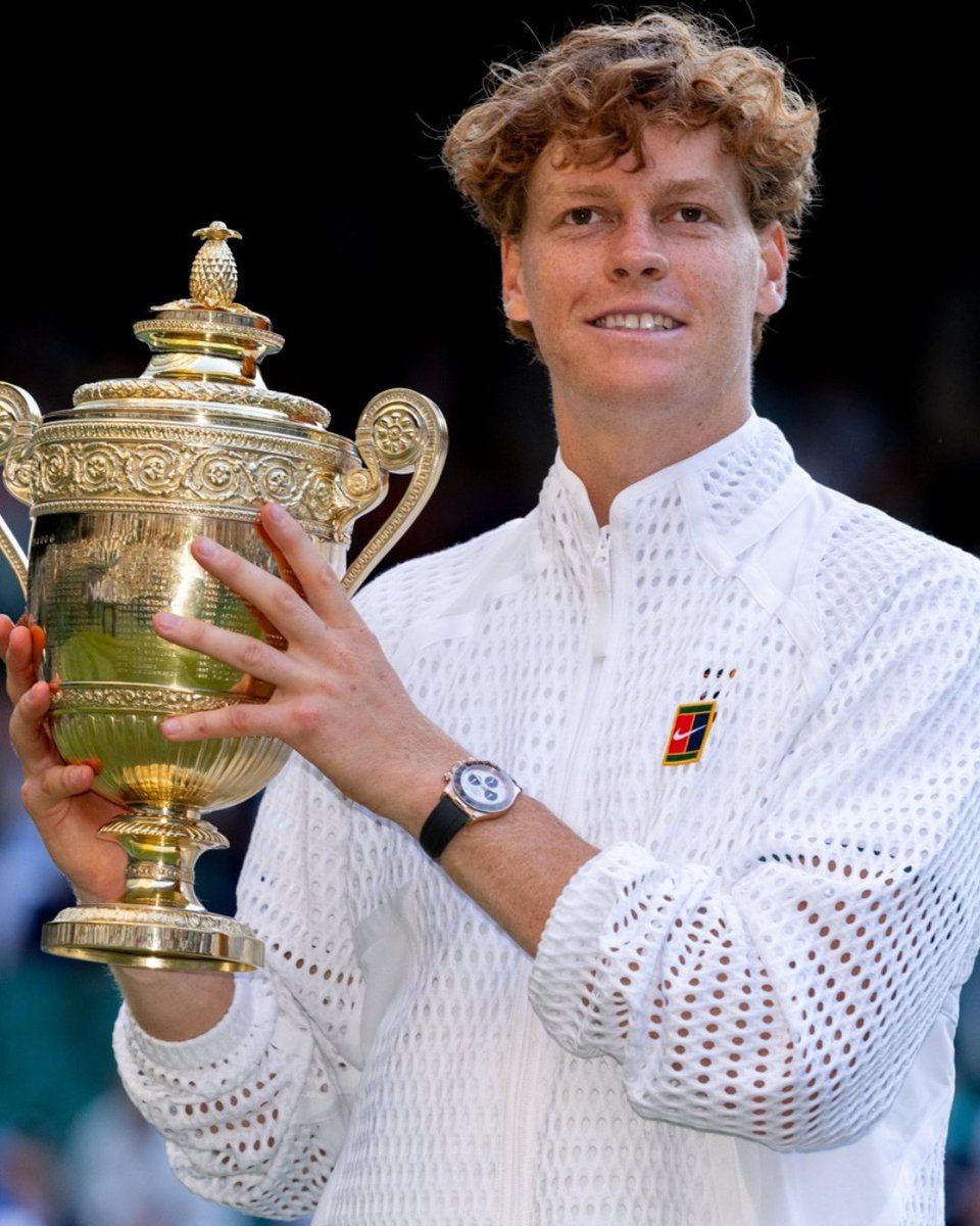 OBNmontreal's tweet photo. DEUX DE SUITE 😎

Jannik Sinner défend avec succès son titre à Wimbledon et décroche un cinquième trophée du Grand Chelem.

Venez le voir en action à l'OBN à Montréal. Achetez vos billets au lien dans notre bio🔗

📷 @Wimbledon https://t.co/KvdbUvoc2s