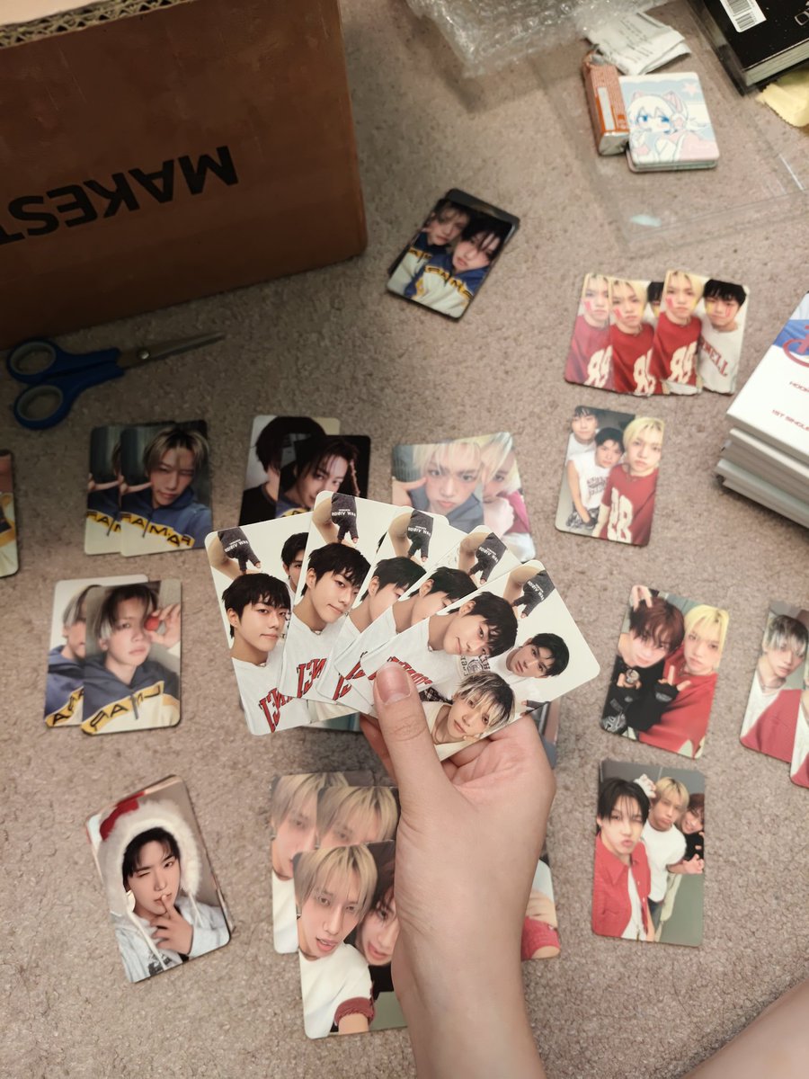 Viviano_o7's tweet photo. I finally got my Mody albums in (I left them at my Kaddy for a long time lmao) and out of 15 albums I pulled 5 whole copies of the Rowan, Yichen, Lynnlynn unit- https://t.co/3FrEXJnn2x