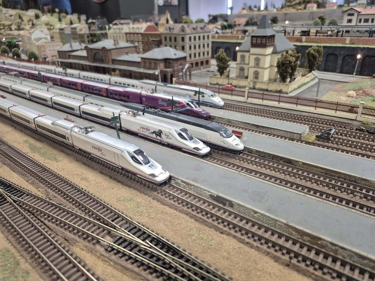 maariomartiin's tweet photo. Un vistazo a parte de mi colección en escala N 🚄
Alta Velocidad Española: Serie 100, Serie 101, Serie 102 y Serie 112 en decoraciones "Avlo" y "Caballo Ganador". Cuatro trenes que han marcado distintas etapas de la historia de @Renfe y que hoy han compartido vía.
#escalaN https://t.co/mQTug9wqT8
