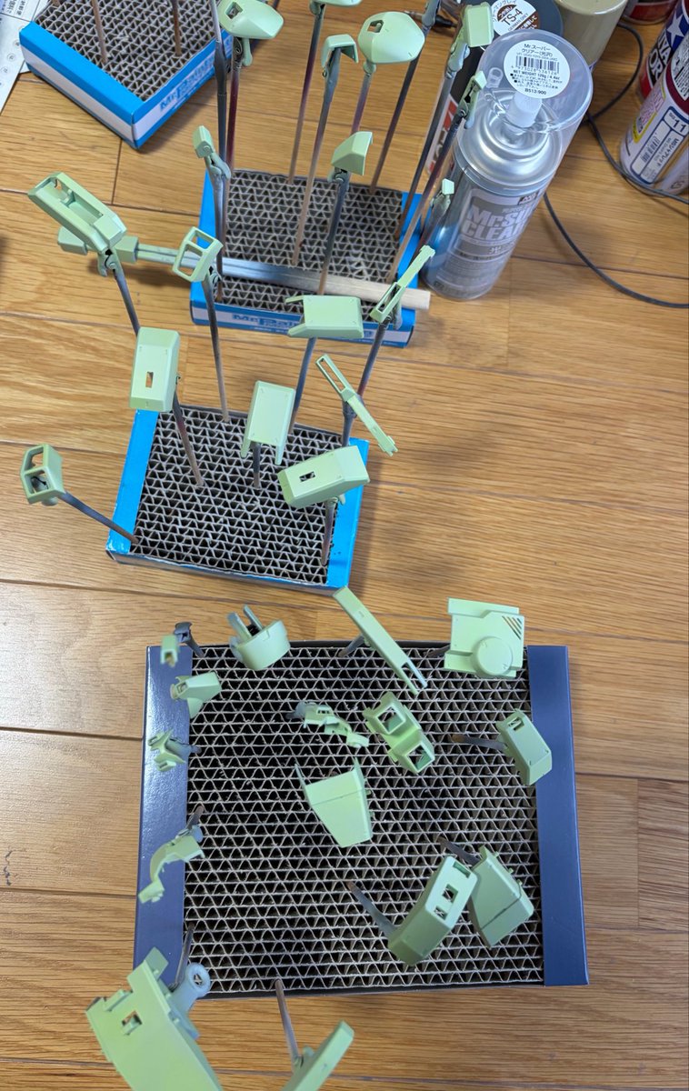 Gakucho7's tweet photo. おはようございます☀️
ジェガン製作😌
あのよくわからんホワイトグリーンをなんとか再現したつもりで塗装しました🫠
薄いライムグリーン？なかなかイメージつかめなかったなぁ🫠 https://t.co/2bnLd8hQyc