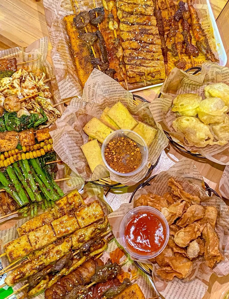 alstmddl12's tweet photo. Craving late-night snacks Just grabbed a crispy, fragrant fried skewer from the street stall down the block—warm, savory perfection hits different after a busy day!， https://t.co/ix97aEqulx