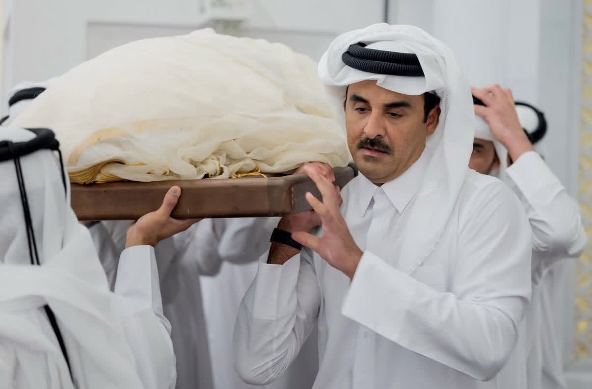 Al_Wajba's tweet photo. يعجز لساني عن وصف مشاعري عندما قرأت خبر وفاة صاحب السمو الأمير الوالد الشيخ حمد بن خليفة آل ثاني.

نعزّي أنفسنا، فلم يكن سموه أميرًا لدولة قطر فحسب، بل كان والدًا لكل مواطن قطري. سمو الأمير الوالد ليس فقيد دولة قطر وحدها، بل فقيد الأمتين العربية والإسلامية.

رحل عنّا، ولكن ستظل ذكراه خالدة في كل أنحاء الوطن. لم يُلقّب بـ«دفّان الفقر» عبثًا، فقد ألبس شعبه لباس العز والخير.

اللهم أكرمه كما أكرمنا، وأعزّه كما أعزّنا، وارزقه الفردوس الأعلى.

إنّا لله وإنّا إليه راجعون.

#حمد_بن_خليفة