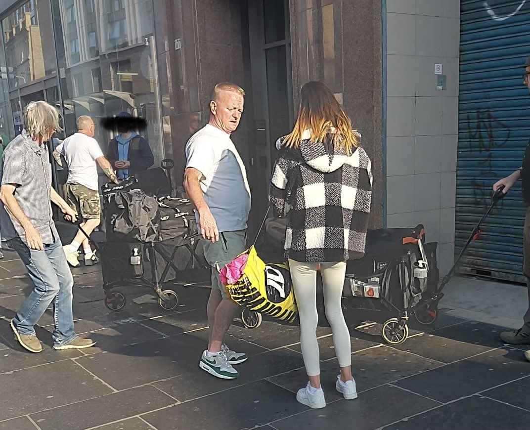 Invisiblesthe's tweet photo. busy night once again for our team of dedicated volunteers who supported 59 souls with basic essentials that will hopefully get them through the next few days

All given a hot bite to eat and drink as well as time spent getting to hear how they are and what’s going on for them 💚 https://t.co/QliTDiFRys