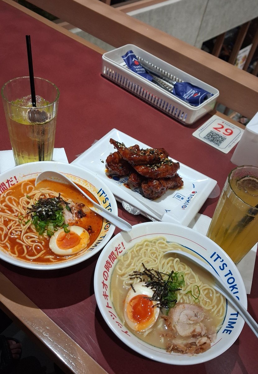nyicitbanget's tweet photo. bis mam ramen enakkk soupnya sgt lighttt, minumnya juga enakk seger yumyum, tpi chicken wingsnya masih agak raw sih...entah biar juicy atau apa tpi masih wet n merah dikit🥹😓tpi agak termaafkan soalnya ramen enak🤤😋next mau coba sushinya jugaaa https://t.co/CHZF6CjeCo