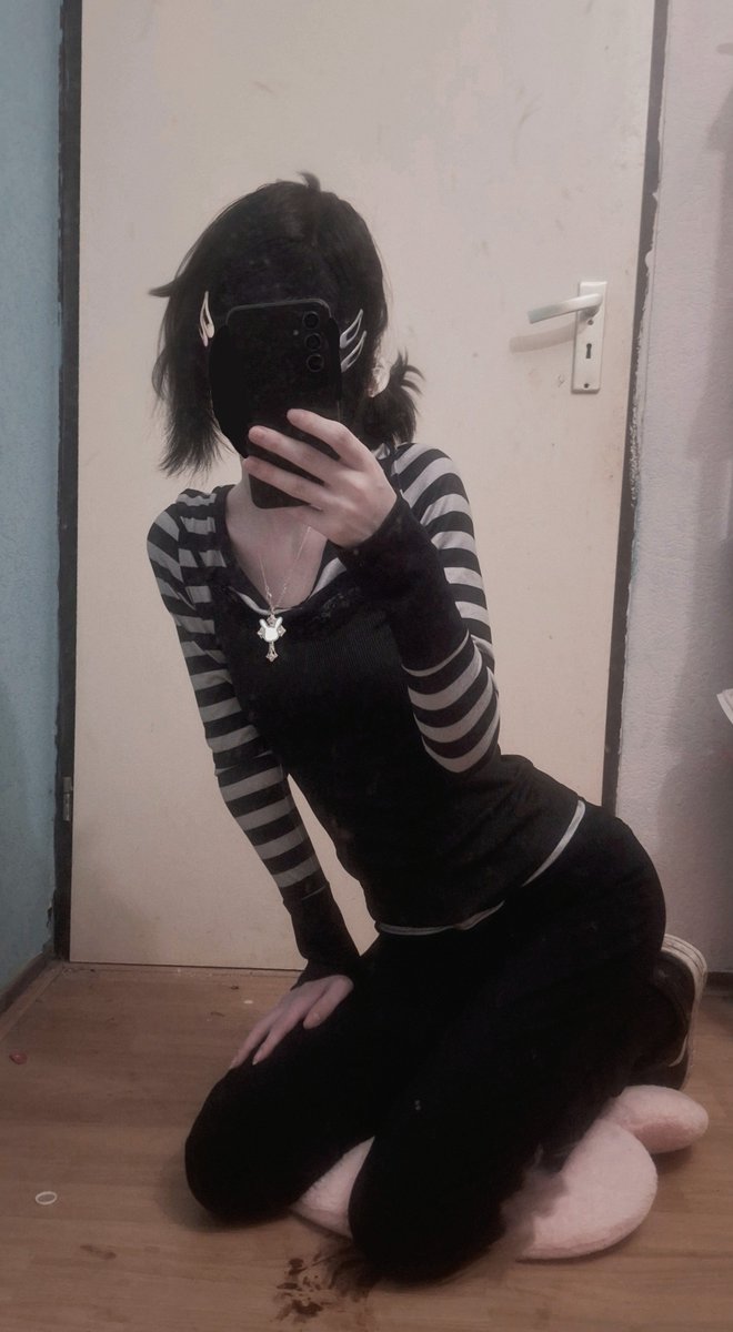 necrokittymimi's tweet photo. Teenshley cosplay cause I love ashley graves ♡ (not most accurate but close enough) might do leyley cosplay too sometime :p 
#tcoaal #ashleygraves #thinspo https://t.co/dEF4f6yoNn