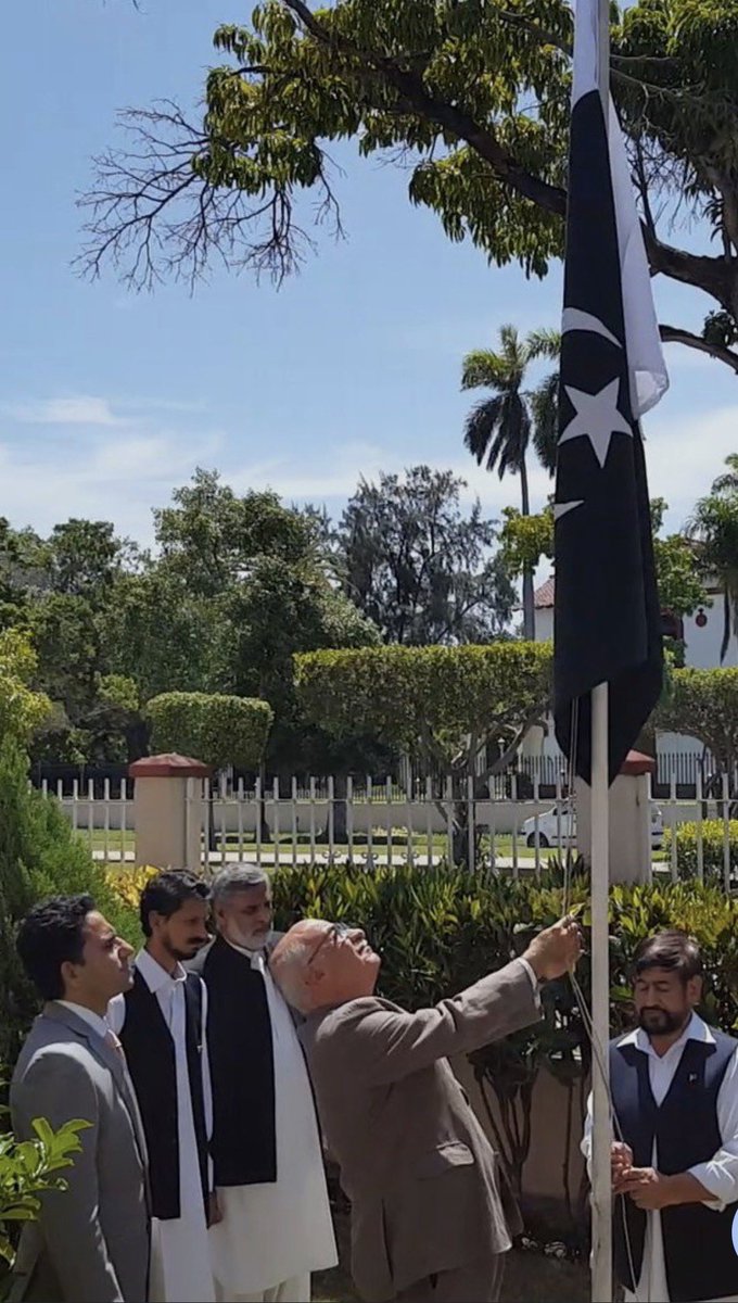 ia_rajpoot's tweet photo. آڈیٹر جنرل کی رپورٹ کے مطابق، ہوانا (کیوبا) میں تعینات پاکستانی سفارت خانے کے ایک تھرڈ سیکرٹری نے وزارتِ خارجہ کو یہ ظاہر کیا کہ اس کی رہائش کا ماہانہ کرایہ 2,000 امریکی ڈالر ہے، جس کی بنیاد پر وہ ہر ماہ اتنی ہی رقم سرکاری خزانے سے وصول کرتا رہا۔

تاہم، تحقیقات میں معلوم ہوا کہ حقیقت میں مکان کے مالک کے ساتھ ایک الگ معاہدہ موجود تھا، جس کے تحت اصل کرایہ 1,100 امریکی ڈالر ماہانہ ادا کیا جا رہا تھا۔

یعنی ہر ماہ 900 امریکی ڈالر سرکاری خزانے سے وصول کیے گئے، مگر مالک مکان تک نہ پہنچے۔

یہ طریقۂ کار مسلسل چار سال (48 ماہ) تک جاری رہا، جس کے نتیجے میں مجموعی طور پر 43,200 امریکی ڈالر کی رقم غیر قانونی طور پر حاصل کی گئی۔ موجودہ شرحِ مبادلہ کے مطابق یہ رقم تقریباً ایک کروڑ 20 لاکھ روپے سے زائد بنتی ہے۔