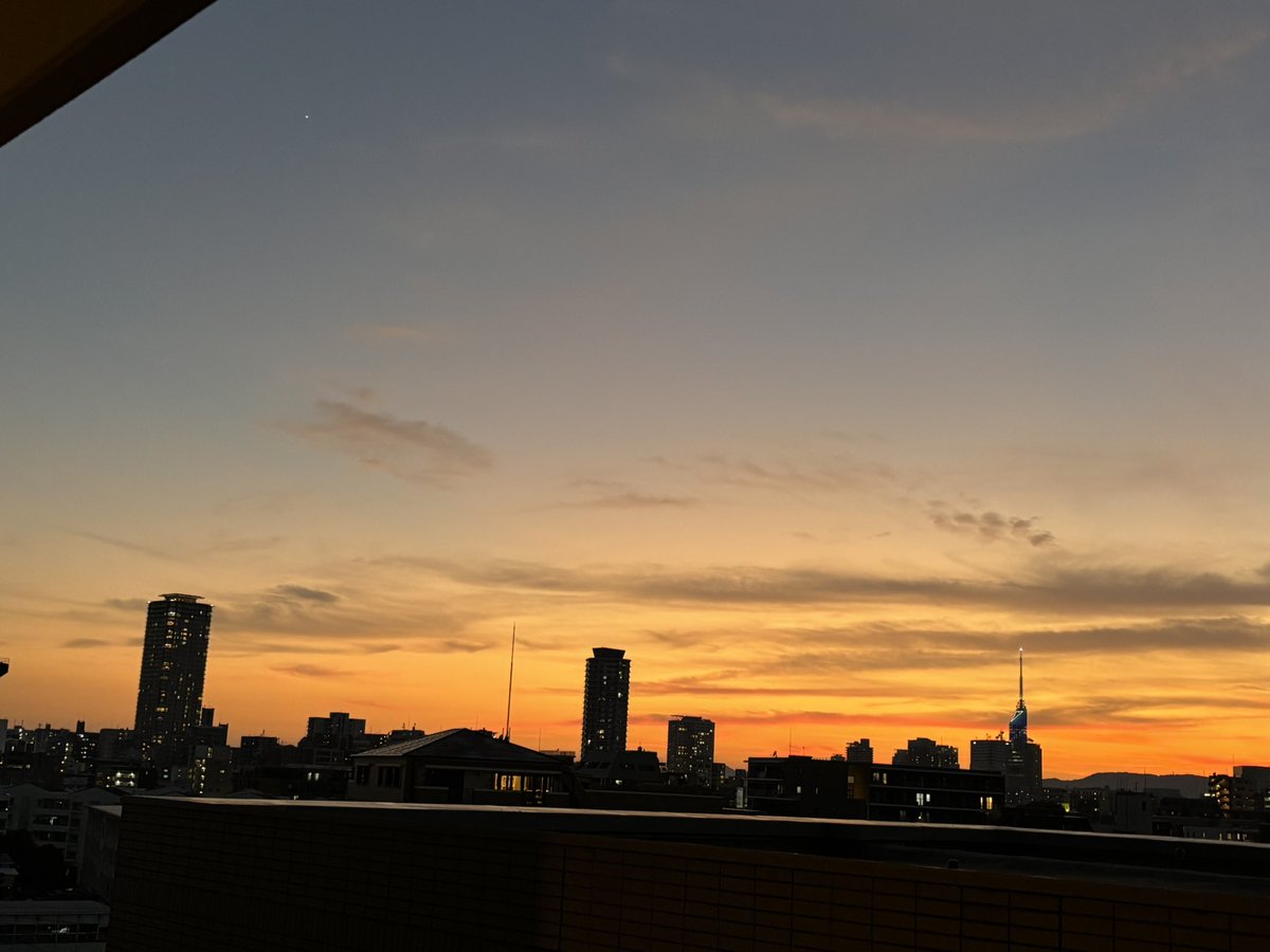 244Ne's tweet photo. 鷹祭サマーブースト
最終戦に参戦！
勝利で終われて良かった^ ^

帰り道の夕焼けが
きれいでした🌆

それにしても、昨日は
暑かったよ💦

#sbhawks 
#夕焼け　#夕日 https://t.co/TeSjbjUCn5