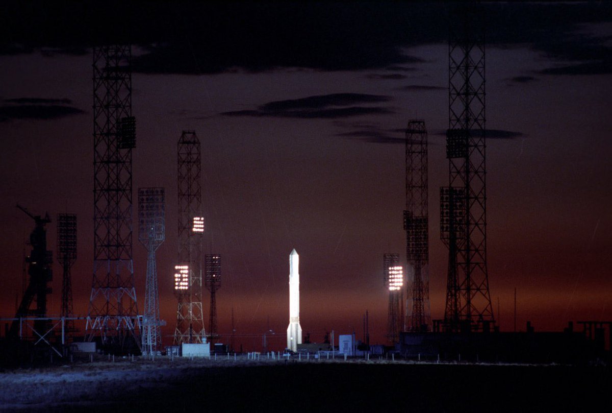 Russia's tweet photo. 🚀 #OTD in 1988, the USSR launched #Phobos2 probe toward #Mars & its moon.
The probe transmitted valuable images & scientific data from the Red Planet & #Phobos, before contact was lost.
🙄 No signs of water... or aliens. Bummer.
👽 #IWantToBelieve https://t.co/cNDNYHMc6i