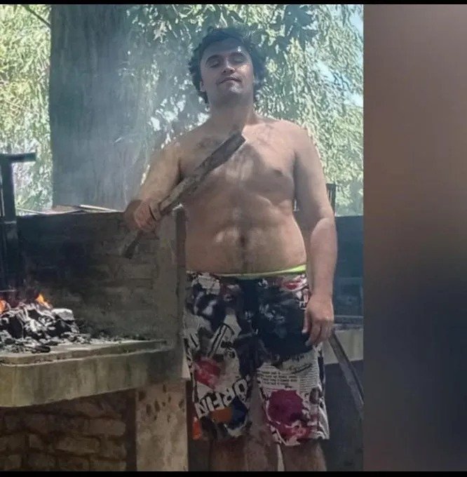 viceroy_ot's tweet photo. cuando llegas a la juntada familiar y esta tu tio haciendo el asado https://t.co/UUCZ75LNij
