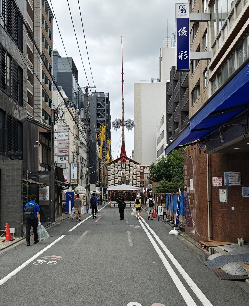 araretenjinyama's tweet photo. おはようございます
本日は山建て、町席飾りを行います。
曇っていて良い天気です。
写真は室町錦から #菊水鉾 さん
ゴミ拾いしてくださってる方がいて 🥹
#祇園祭 #霰天神山 https://t.co/yrlKEstRlN
