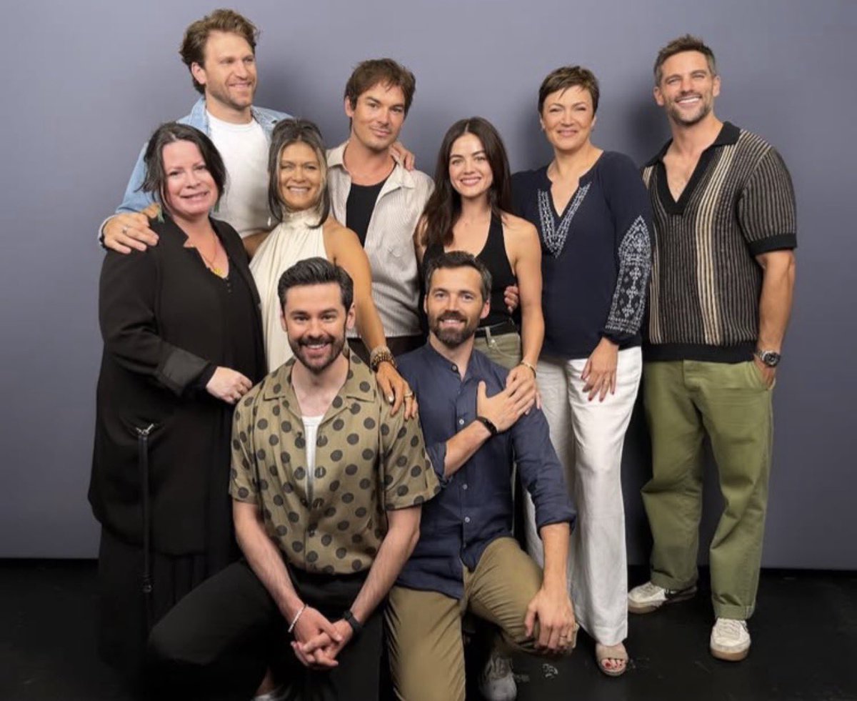 PreviouslySerie's tweet photo. #PLL #PrettyLittleLiars
🔵NOVEDAD🔵
9 años después del final de la serie, el cast de #PequeñasMentirosas vive un REENCUENTRO en su última convención en Birmingham.
¡Os echamos de menos! https://t.co/qbn23Jqvd6