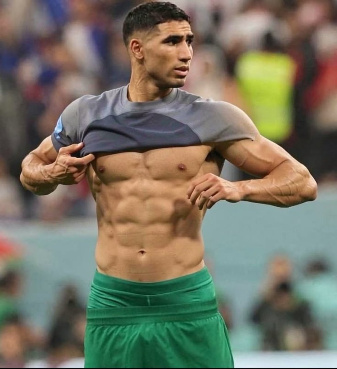 hakimixmz's tweet photo. Soy Hakimi, lateral del PSG y de la selección de Marruecos: el mejor lateral del mundo. 

- Bisexual 🏳️‍🌈
- 27 años 
- Guapo y elegante https://t.co/Fekdi0bARU
