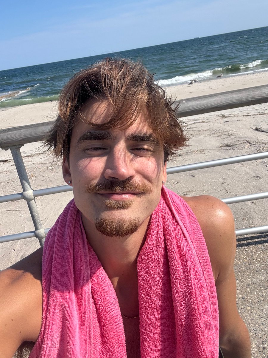 AdamRHawthorne's tweet photo. beach bumming https://t.co/gCokpcXG4b