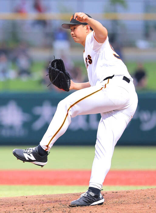 gnomotoke's tweet photo. 巨人・小笠原慎之介、「しっかり中6日で回れるように」19日古巣中日戦で1軍デビューへ（スポーツ報知）-Yahoo!ニュース https://t.co/uIHBwQEtcq

巨人・小笠原慎之介投手（28）＝前ナショナルズ＝が14日から始まる1軍9連戦中の19日・中日戦（東京D）で加入後初登板初先発することが濃厚となった。 https://t.co/72FqV8ccwx