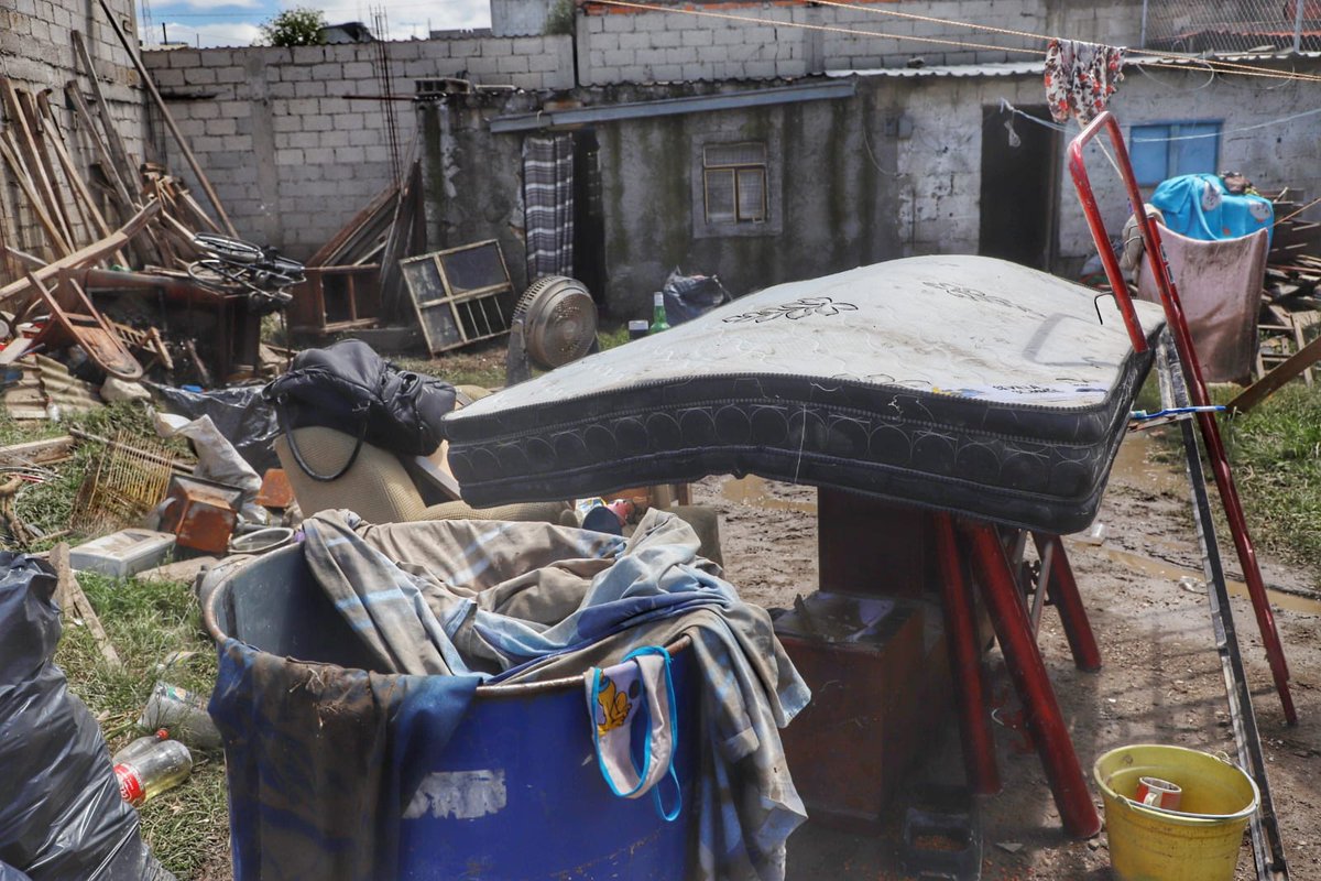 Milenio_Puebla's tweet photo. #Puebla ⛈️Al menos nueve familias de la colonia México 83 se vieron afectadas por las lluvias y han perdido gran parte de su patrimonio.
Personal del Ayuntamiento realiza labores de limpieza en la barranca y vecinos piden acciones para evitar más afectaciones.

📸 @Isahmar_Torres https://t.co/FE7O0vhSDS