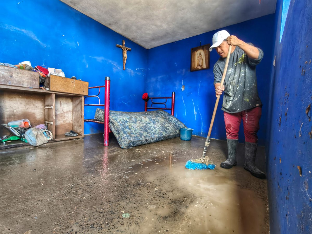 Milenio_Puebla's tweet photo. #Puebla ⛈️Al menos nueve familias de la colonia México 83 se vieron afectadas por las lluvias y han perdido gran parte de su patrimonio.
Personal del Ayuntamiento realiza labores de limpieza en la barranca y vecinos piden acciones para evitar más afectaciones.

📸 @Isahmar_Torres https://t.co/FE7O0vhSDS