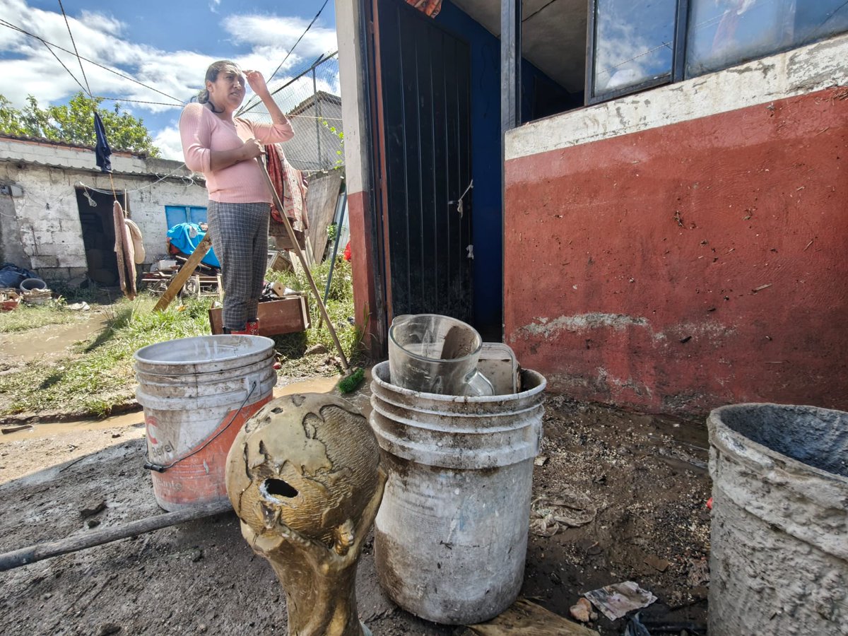 Milenio_Puebla's tweet photo. #Puebla ⛈️Al menos nueve familias de la colonia México 83 se vieron afectadas por las lluvias y han perdido gran parte de su patrimonio.
Personal del Ayuntamiento realiza labores de limpieza en la barranca y vecinos piden acciones para evitar más afectaciones.

📸 @Isahmar_Torres https://t.co/9Oo3dmoUtx