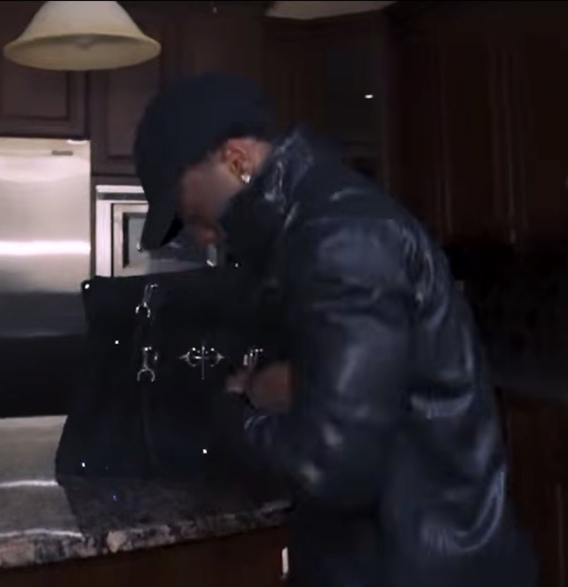 SlatDontMiss's tweet photo. Kai Cenat showed off sneak peaks of his new “Vivet” bag in his streamer university diss track 👀 https://t.co/9JTsgQDkrP