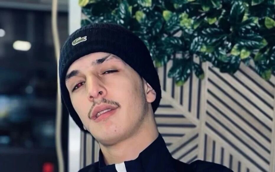 AlgeriaGatePlus's tweet photo. 🛑 كان سيصبح أباً 😭.. وهكذا تم الغدر به في باريس ! 
🛑زوجة الشاب الجزائري ا🇩🇿لراحل #أيمن المغدور  في باريس تروي لصحيفة Le parisen  الفرنسية ماحدث دقائق قبل طعنه على يد كهل #مغربي 🇲🇦في الأربعينيات!
🛑 عقب مقتل أيمن في باريس، الرواية المؤلمة لزوجته، الشاهدة على الرعب 
‼️ شهدت سامية مقتل زوجها أيمن، مساء الجمعة على بوليفار أورنانو في باريس. قُتل الشاب الجزائري  على يد رجل في الأربعينيات من عمره من سكان الحي والذي لا يزال في حالة فرار 
🛑تقول مصادر متطابقة إن الجاني كهل مغربي 
في التفاصيل 
 🛑سامية هي التي أصرت على تناول العشاء خارج البيت. في مطعم تونسي على بوليفار أورنانو، في الدائرة الثامنة عشرة بباريس. حيث قررت الشابة التي هي في العشرينيات من عمرها، وزوجها الشاب أيمن، بالإضافة إلى والدتها، قضاء مساء الجمعة 10 يوليو
 كان كل شيء يسير على ما يرام  حتى اقتحم القاتل المسلح بسكين، فأغرق العائلة الصغيرة في الرعب.
هذه هي اللحظات الأخيرة لأيمن، الذي قُتل طعناً في الشارع بضربة سكين مباشرة في القلب 
🛑وبينما تستمر التحقيقات في جريمة القتل العمدي مع سبق الاصرار والترصد ، تروي سامية المشهد الدرامي الذي عاشته 
، اليوم هي   وحيدة مع ألمها... وطفل في بطنها. 
🛑سامية حامل في شهرها الثالث.
العدالة لأيمن 
يتبع!
#بوابة_الجزائر