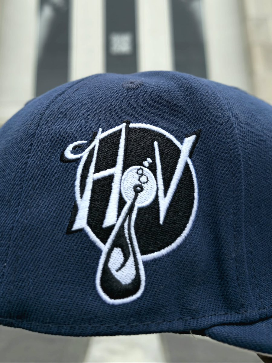 ComplexStyle's tweet photo. This custom hat paying homage to Jay-Z is too tough 😮‍💨🔥

📸: @GreDeeArts https://t.co/KNPFOxjL3D