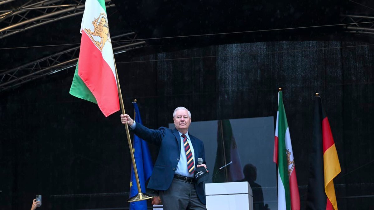 szamanzadeh's tweet photo. Surrounded by corrupt and cowardly politicians there stood a man who dreamed of restoring America to be feared by its enemies again.
Few understood the threat of state sponsored terrorism as he did, the danger of a world shaped by it, aided by traitors within.
RIP, Uncle Lindsey. https://t.co/WkRnOZrTf9