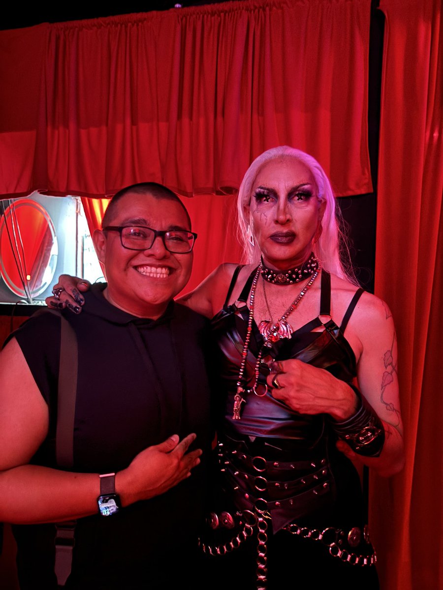 khrisduarte's tweet photo. Ayer pude conocer a mi suprema @mistaboo_ nótese mi cara de felicidad te amo weli!! -#mistalamas no sabes cuánto me llenaste el corazón de verte en vivo amo tu arte 🥹🥹🥹🥰🥰 https://t.co/4Nu3Oq8wXj