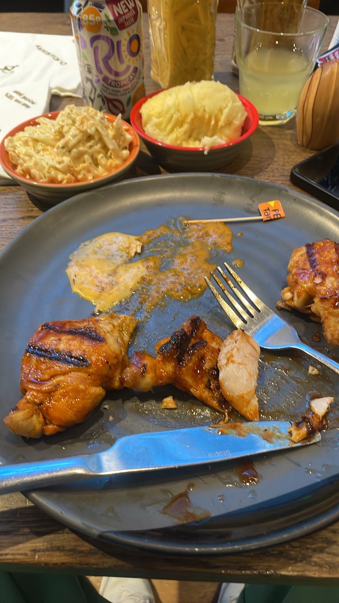 Chaabzzzz's tweet photo. @NandosUK    I’m deeply shocked your staff in Notting Hill Gate had me waiting over 25 min after order to then receive a stone cold meal what is going on im appalled by this service https://t.co/FRC9cC9BQ2