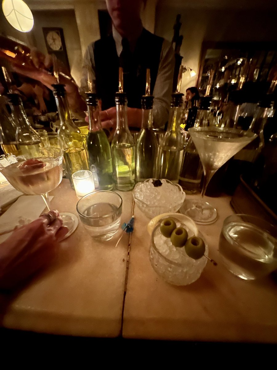 antogavassi's tweet photo. The key to my heart: horror books and extra dirty martinis with all the olives 🥰 https://t.co/UImHHgvSEG