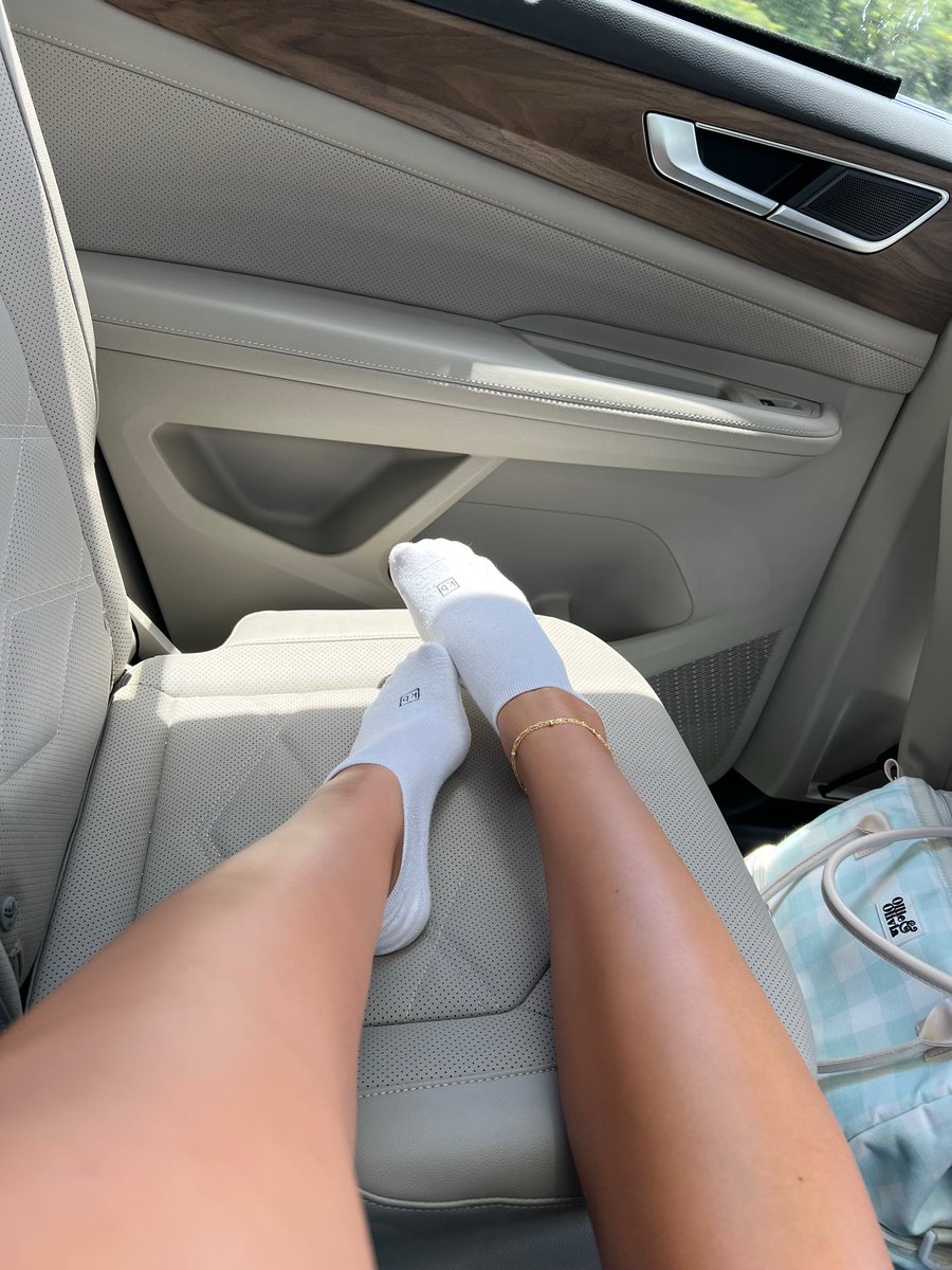 SpoilArianaB's tweet photo. socks on or off? 🧦 https://t.co/SLdTbqffHC