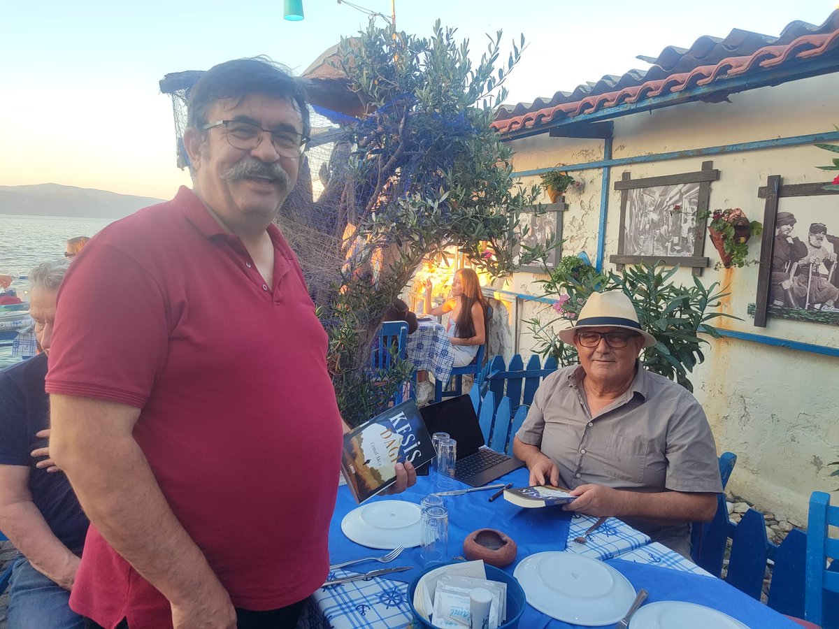 f5li's tweet photo. Kitap içeriğinde yer verdiği “düşeyazdım”. “akbezliler” “küngelikler”, “harmanyeri” “Sümerbank basması” ifadeleri ile kendini belli eden yöremiz değeri Cemal Akça’nın “Keşiş Dağı” kitabını imza ve söyleşi etkinliğine kıymetli dostlarımızla iştirak ettik. Yılların alışkanlığını bozmayıp kitabı Alper için imzalattım.