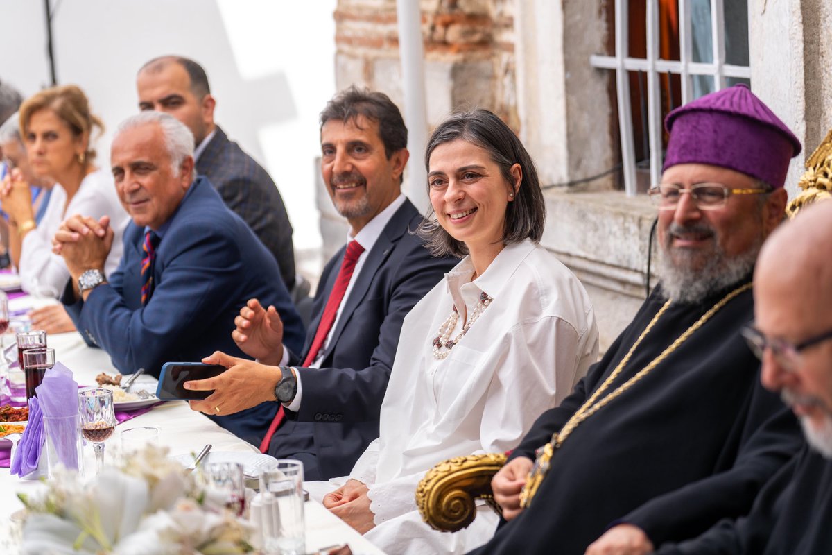 sdedetas's tweet photo. Üsküdar Surp Garabet Kilisesi’nin İsim Günü ve Vartavar Yortusu vesilesiyle komşularımızla sevgi sofrasında buluştuk.

Sohbetimizi, ekmeğimizi ve dostluğumuzu paylaşırken dayanışmamızı daha da güçlendirdik. Birlikte olmanın, birbirimizi dinlemenin ve anlamanın kıymetini bir kez daha hissettik.

Üsküdar, yüzyıllardır farklı inançların, kültürlerin ve geleneklerin kardeşçe yaşadığı kadim bir ilçe. Hoşgörü, karşılıklı saygı ve birlikte yaşam kültürü en değerli mirasımız.

Farklılıklarımızı zenginlik olarak görmeye, ortak geleceğimizi birlikte inşa etmeye devam edeceğiz. Vartavar Yortusu’nu ve Surp Garabet Kilisesi’nin İsim Günü’nü en içten dileklerimle kutluyorum.