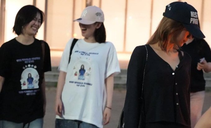 HiMyNameIsMeee's tweet photo. The lighting and everything 😂 what k-drama is this &amp; why does hwang yeji look as though she's about to go through some villain arc https://t.co/6izBxqhtZP