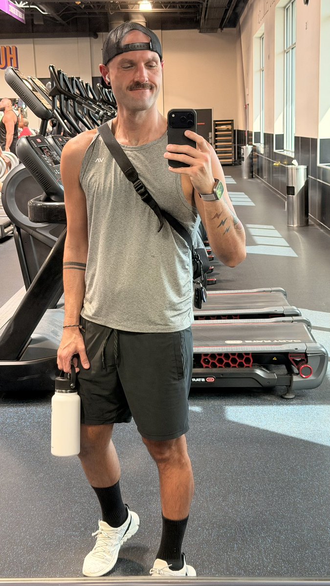 adamatronic's tweet photo. 🦵🏼 https://t.co/5bToflGcOz