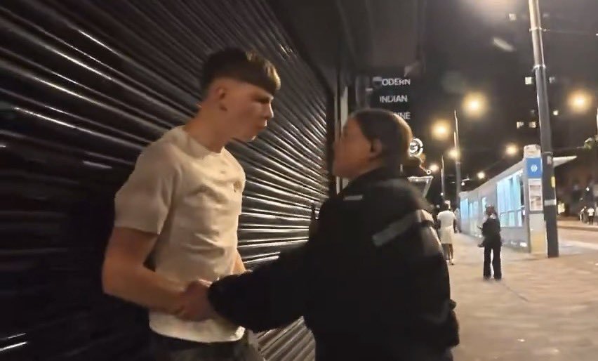 NeuralVotes's tweet photo. Police are investigating an alleged assault on this young man and have acknowledged that they arrested the victim.🇬🇧🇬🇧

Do you think the police handled this case fairly?

A) Yes, they followed the law ⚖️

B) No, they should be held accountable ❌

👇 What are your thoughts? https://t.co/KoQ8LHWSU2