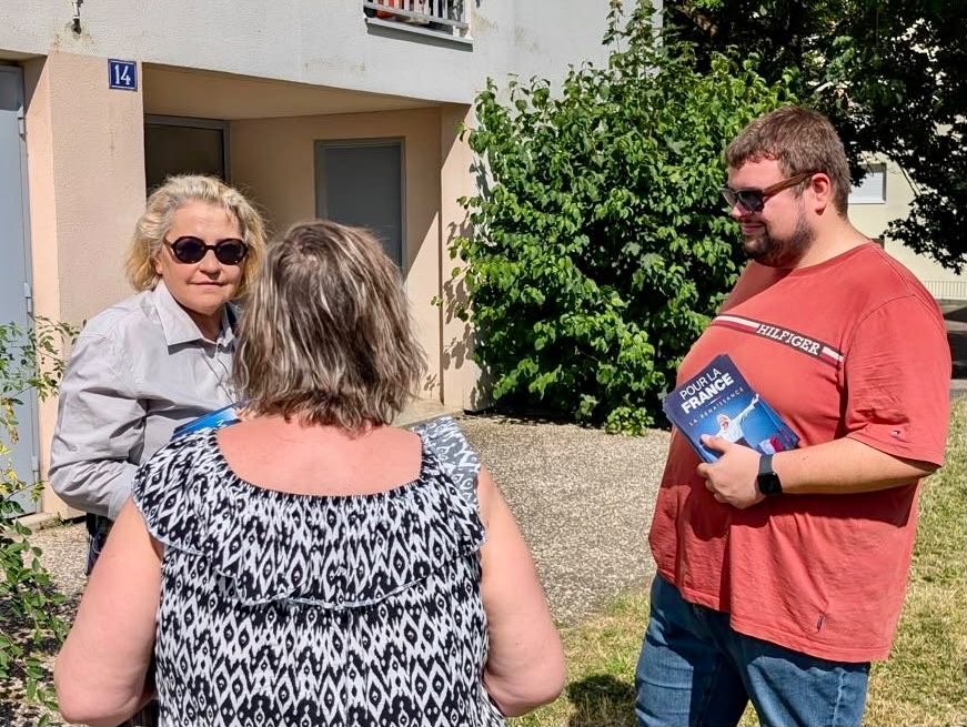 voinconmc's tweet photo. Avec les militants de la #circo5702 de la #Moselle, nous étions ce matin à Vallières et la Corchade pour le lancement de la campagne présidentielle de @MLP_officiel avec @J_Bardella 
Rejoignez-nous et soutenez la campagne qui commence sur :
➡️   https://t.co/A5HP23NWvS https://t.co/94bacFegVc
