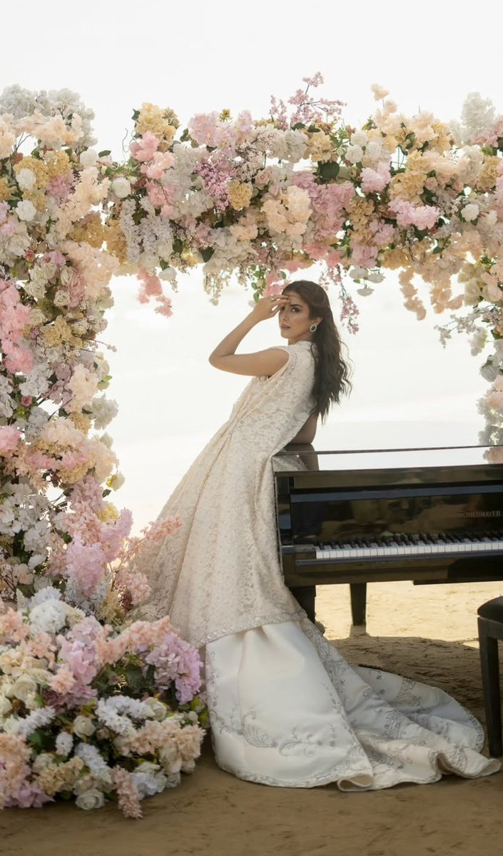 JuiSaba64794's tweet photo. No one serves like a supermodel like Maya Ali..absolutely no one! https://t.co/TLb0jFeiLY