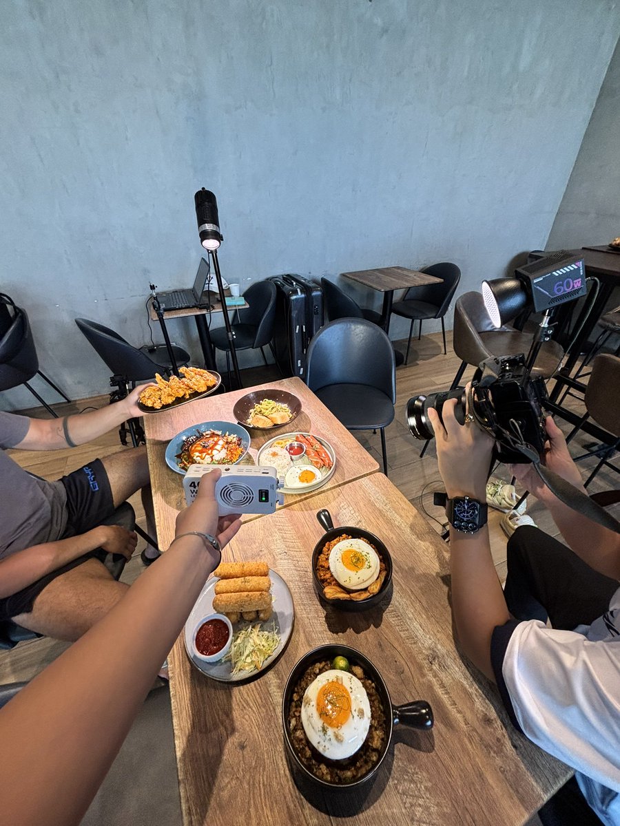 aiceblast_'s tweet photo. i love my job (++ free food from 0x) https://t.co/7URY51vYxc