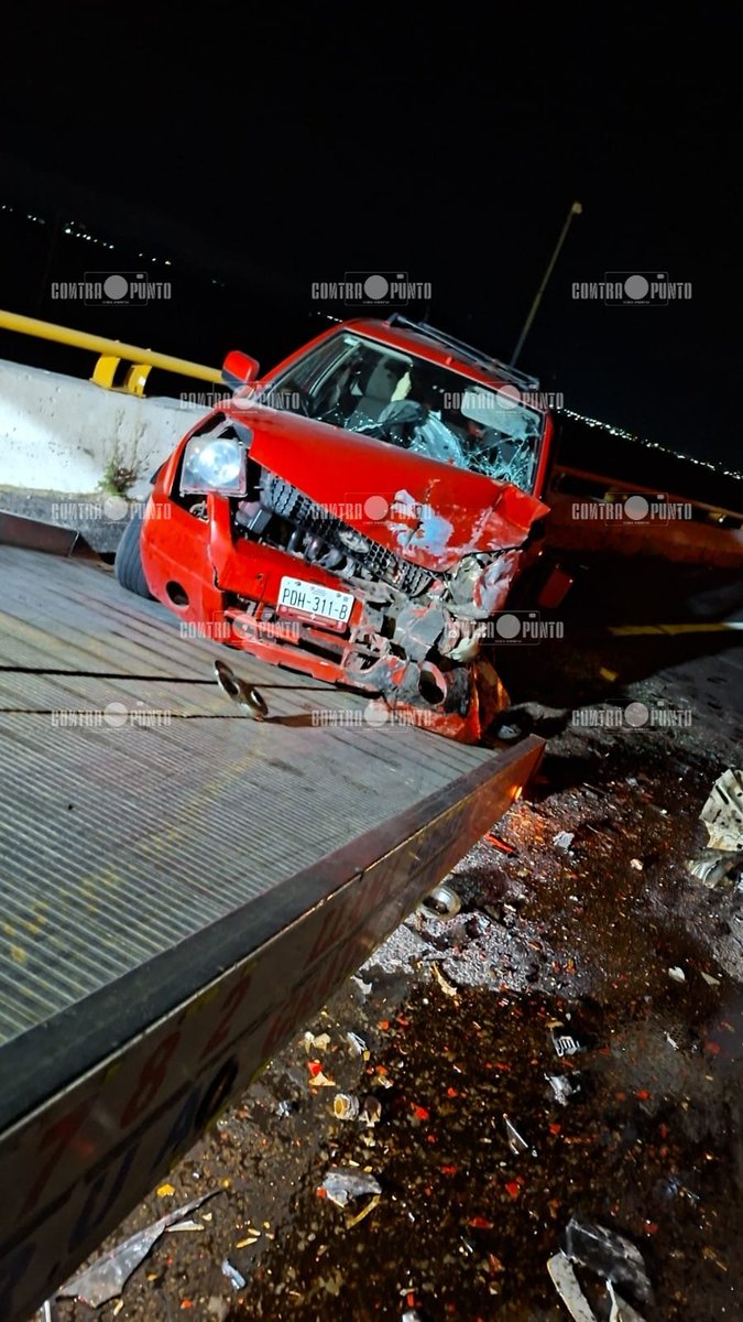 Contrapuntotlx's tweet photo. 💥🚗 ¡Fatal encontronazo en la #Apan–#Calpulalpan! Un hombre murió prensado tras el brutal choque entre un #Pointer y una #EcoSport a la altura del puente del #ArcoNorte. Además, una mujer y dos menores resultaron heridos y fueron llevados de urgencia al hospital. 🚑⚫ https://t.co/lziPZaLkGP
