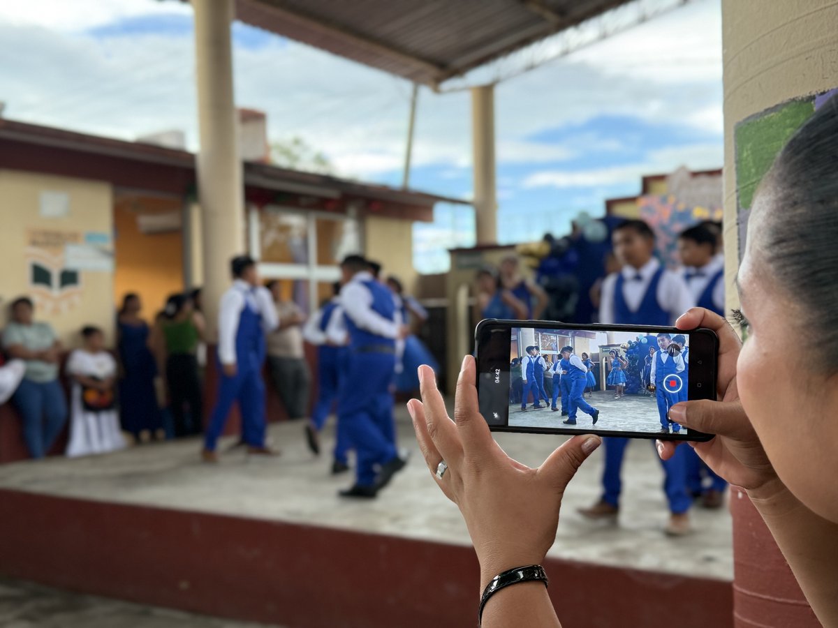 audelinomacario's tweet photo. La Secretaría de Educación de #Tabasco se hace de la vista gorda ante abusos en escuelas púlicas; cobran a padres de familia por documentos de sus hijos en una zona pobre de indígenas chontales

El obispo de #Tabasco, monseñor Gerardo de Jesus Rojas, criticó los cobros de cuotas o "donativos" que le hacen a las familias en las escuelas públicas, en esta temporada de fin de cursos.
Justo nos llegó el reporte: Ayer, en San Simón, Nacajuca, un poblado de familias indígenas chontales, se graduaron 40 niños de primaria pero no recibieron los documentos.
El director de la escuela anunció en el micrófono que los papeles se los darán el martes, pero condicionándolos al previo pago de "una aportación de 150 pesos para artículos limpieza".
En esa primaria, pese a que hay comedor y oficialmente, desayunos escolares, no se sirvió ni agua a los alumnos durante el ciclo que concluyó ayer.