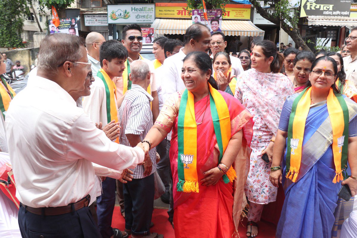 manishaBJP's tweet photo. जनसंपर्क कार्यालय उद्घाटन सोहळा — सशक्त दहिसर, विकसित दहिसर! 

📍 स्थळ : शॉप नं. ०२, जोशी भवन, नवागाव एल. एम. रोड, कांदरपाडा सर्कल जवळ, दहिसर (पश्चिम)
🗓️ दिनांक : रविवार, १२ जुलै २०२६

दहिसर विधानसभेच्या विकासासाठी आणि नागरिकांच्या सेवेसाठी आणखी एक महत्त्वपूर्ण पाऊल उचलत, बृहन्मुंबई महानगरपालिका सभागृह नेते व नगरसेवक श्री. गणेश खणकर यांच्या नूतन जनसंपर्क कार्यालयाचे उद्घाटन आज केंद्रीय वाणिज्य व उद्योग मंत्री तथा उत्तर मुंबईचे लोकप्रिय खासदार मा. श्री. पियुष गोयल जी, मुंबई भाजपा अध्यक्ष तथा आमदार मा. श्री. अमित साटम जी आणि माझ्या शुभहस्ते अत्यंत उत्साहपूर्ण वातावरणात संपन्न झाले.

हे जनसंपर्क कार्यालय परिसरातील नागरिकांच्या समस्या, सूचना आणि विकासकामांसाठी प्रभावी संवादाचे मुख्य केंद्र ठरणार आहे. प्रत्येक नागरिकाला तत्पर सेवा, शासकीय योजनांचा लाभ आणि न्याय मिळावा हाच या कार्यालयामागील प्रमुख उद्देश आहे.

आपल्या भारतीय जनता पार्टीची विचारधारा आणि आमची निस्सीम देशभक्ती ही नेहमीच शेवटच्या घटकापर्यंत विकास पोहोचवण्याच्या 'सेवा आणि समर्पण' या सूत्रावर आधारलेली आहे.

या प्रसंगी पक्षाच्या ध्येयाने प्रेरित झालेले उत्तर मुंबईतील अनेक ज्येष्ठ लोकप्रतिनिधी, पक्षाचे वरिष्ठ पदाधिकारी आणि देवतुल्य कार्यकर्ते मोठ्या संख्येने उपस्थित होते.

सोहळ्यातील प्रमुख उपस्थिती: आमदार संजय उपाध्याय, आमदार प्रविण दरेकर, आमदार अतुल भातखळकर, आमदार योगेश सागर, जिल्हाध्यक्ष दिपक तावडे, जिल्हा उपाध्यक्ष अरविंद यादव, पश्चिम मंडळ अध्यक्ष शशिकांत कदम, मध्य मंडळ अध्यक्षा पूनम पांडे, पूर्व मंडळ अध्यक्ष अमित सिंग, नगरसेवक जितेंद्र पटेल, नगरसेवक प्रकाश दरेकर, नगरसेविका योगिता पाटील, नगरसेविका तेजस्वी घोसाळकर, माजी नगरसेवक जगदीश ओझा, मुंबई भाजपा महिला मोर्चा महामंत्री अंकिता चौधरी सावे, वॉर्ड अध्यक्षा राजश्री बेलावडे, सर्व मान्यवरांच्या आणि जिल्हा, मंडळ व वॉर्डच्या सर्व सन्माननीय पदाधिकाऱ्यांच्या उपस्थितीमुळे हा सोहळा अधिक भव्य आणि प्रेरणादायी ठरला. उपस्थित नागरिकांनी या जनसंपर्क कार्यालयाच्या माध्यमातून अधिक प्रभावी लोकसेवा घडेल, असा दृढ विश्वास व्यक्त केला.

 "जनतेचा विश्वास... विकासाचा ध्यास!"
 "सेवा, समर्पण आणि विकासासाठी सदैव कटिबद्ध!"
"सशक्त दहिसर, विकसित दहिसर – हेच आपले सामूहिक ध्येय!"

#OfficeInauguration #PiyushGoyal #AmitSatam #GaneshKhankar #DahisarAssembly #Ward7 

@GaneshKhankar