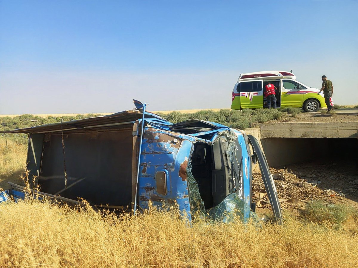 rosestar75's tweet photo. #kurdî
🚑 Bersiva lez a ekîbên ambûlansê li gundewarê Til Temir
Ekîbên ambûlansê yên Heyva Sor a Kurd bersivek lez dan bûyerek qezaya trafîkê li Til Ehmir a gundewarê Til Temir. Piştî pêşkêşkirina alîkariya yekem a bijîşkî li cihê bûyerê, birîndar bi lez hate veguhastin Nexweşxaneya Tîşê li Qamişlo.
Lezbûna bersiv û destwerdana ekîbê me roleke girîng di gihandina birîndar de di demê guncaw de lîst.
💙 Ji ber ku her deqîqeyek dikare jiyanekê rizgar bike.
#Heyva_Sor_a_Kurd #Ambûlans
..............
#عربي
🚑 استجابة إسعافية عاجلة في ريف تل تمر
استجابت فرق الإسعاف التابعة للهلال الأحمر الكردي لحادث سير في منطقة تل أحمر بريف تل تمر، حيث قدّم فريقنا الإسعافات الأولية لمصاب يعاني من إصابات متعددة ونزف، قبل نقله بشكل عاجل إلى مشفى تيشي في قامشلو.
ساهمت سرعة الاستجابة والتدخل الإسعافي في إيصال المصاب إلى المشفى في الوقت المناسب، ما كان له دور مهم في الحد من خطورة حالته.
💙 لأن كل دقيقة قد تنقذ حياة.
#الهلال_الأحمر_الكردي #الإسعاف
................
#English
 🚑 Urgent Emergency Response in the Tel Tamer Countryside

The Kurdish Red Crescent ambulance teams responded to a traffic accident in the Tel Ahmar area of ​​the Tel Tamer countryside. Our team provided first aid to an injured person suffering from multiple injuries and bleeding before urgently transferring him to Tishi Hospital in Qamishli.

The rapid response and emergency intervention ensured the injured person reached the hospital in a timely manner, which played a crucial role in mitigating the severity of his condition.

💙 Because every minute can save a life.

#KurdishRedCrescent #Ambulance