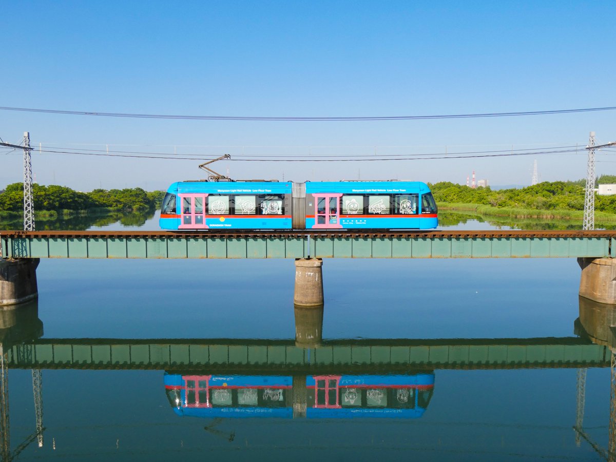 Rkmnk's tweet photo. ピンクのドアから電車に乗れば
どこにだって行けちゃうんだよ

2026.7.10⁡
⁡万葉線
⁡ #鉄道のある風景 #ファインダー越しの私の世界 #サクラスリングと線路わき #ドラえもんトラム https://t.co/B9R1Te9u1I