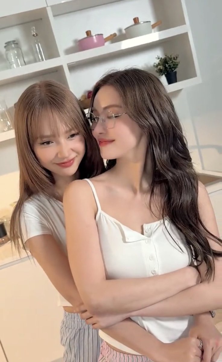 janjing1x's tweet photo. jingjan and janjing back hug 🫠🫠 https://t.co/ki1lkV69Wj